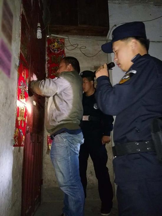 民建乡粗心妈妈误将幼女锁家中 民警全城寻开锁师傅开门